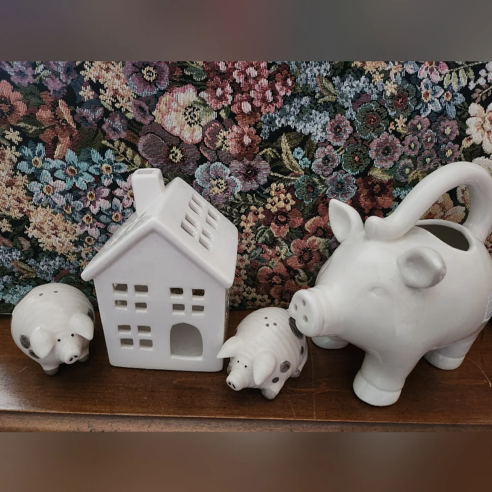 Cracker Barrel Pigs Salt & Pepper Shackers